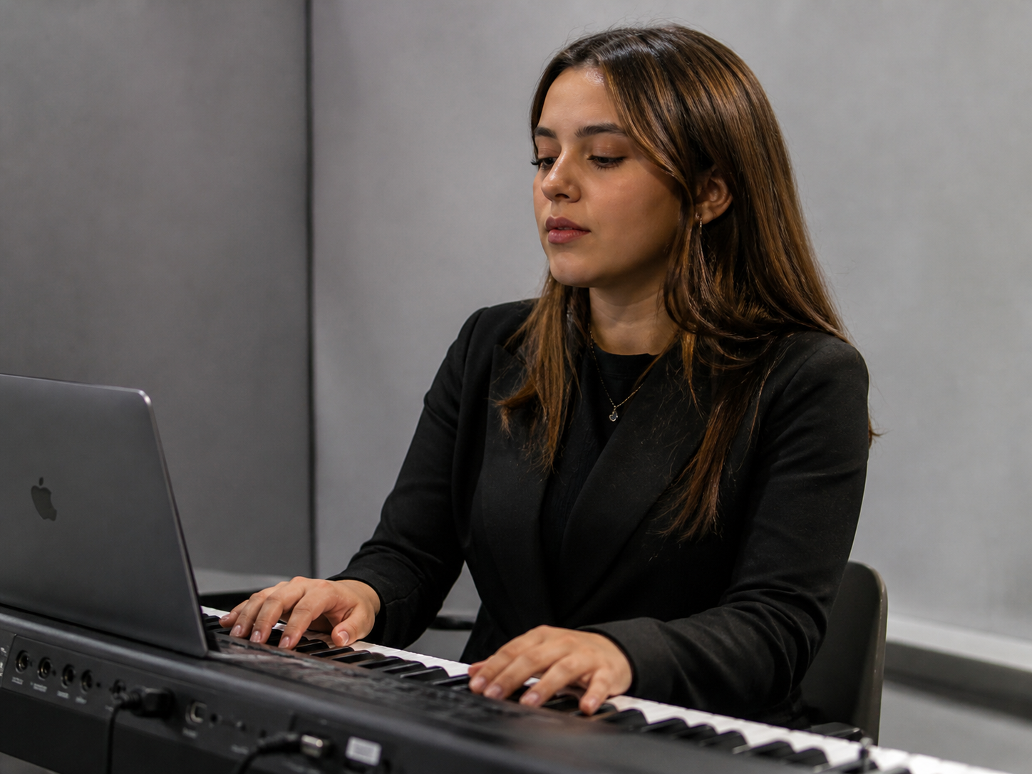 Cantante profesional en sesión de vocal coach en VOZÉTICA Zaragoza