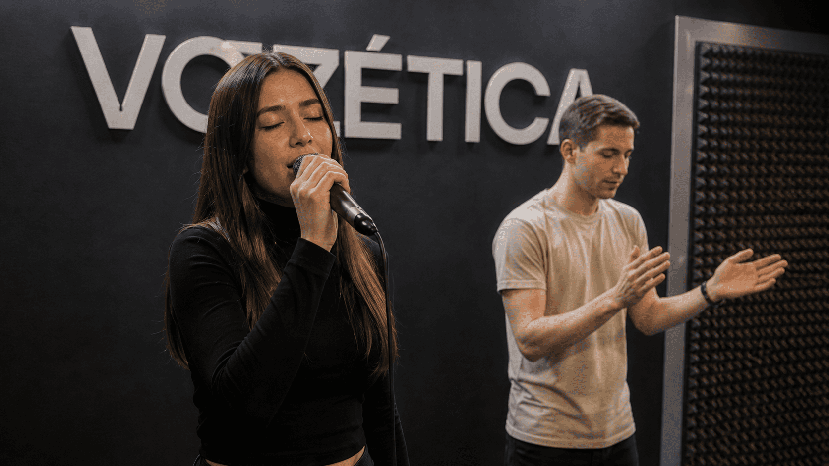 Alumna recibiendo clase de canto y técnica vocal en VOZÉTICA Zaragoza